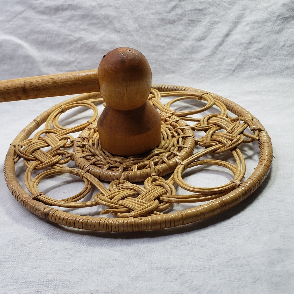 Long Vintage Wicker Towel Rack - Picture 5 of 10